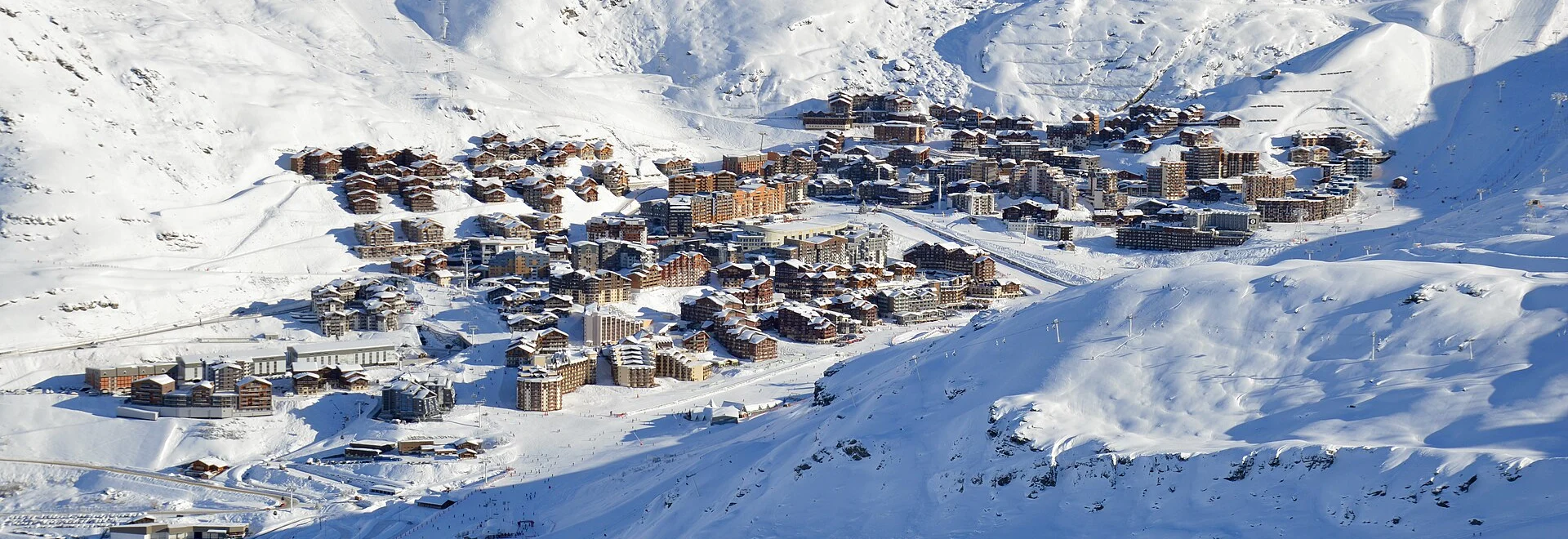Val Thorens buildings below the snowy slopes, seen from Boismint
